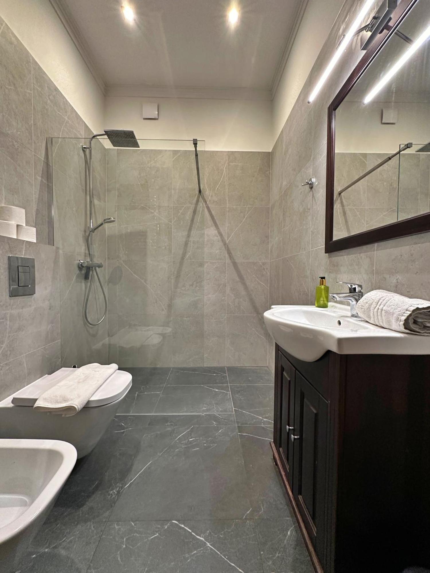 Azja, Monte Cassino, Balkon, Parking *